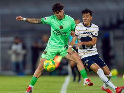 Jorge Ruvalcaba, de Pumas, disputa el balón con Delzell García, de Juárez. EFE/I. Esquivel