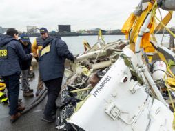 La impactante caída del helicóptero al agua, en la que se pudo ver cómo perdía partes de su fuselaje en el aire, se produjo en torno a las 15:15 hora local del jueves. EFE/Junta Nacional De Seguridad En El Transporte (NTSB)
