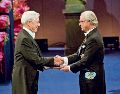 Al momento de recibir el Premio Nobel, el peruano ingresó a la inmortalidad literaria. AFP