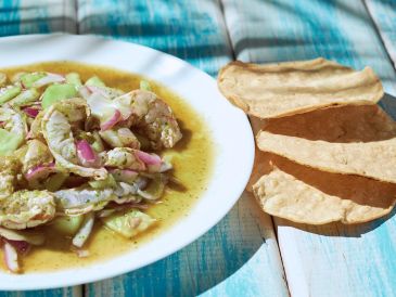 El aguachile representa una excelente alternativa durante los días santos, ya que permite evitar el consumo de carne roja sin dejar de disfrutar un platillo delicioso. ESPECIAL / CANVA
