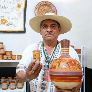 Zenón Pajarito lleva la técnica del barro canela en sus venas