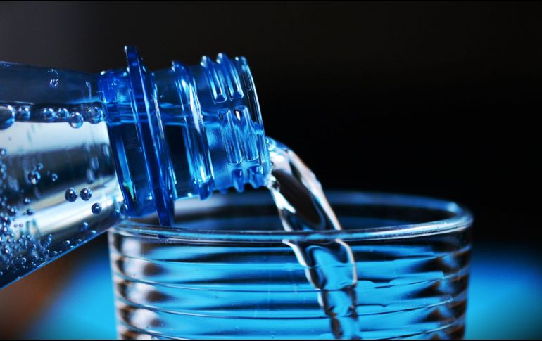 Es importante saber que el dióxido de carbono puede estar presente de forma natural en el manantial al momento de extraer el agua, o se puede añadir artificialmente durante el proceso de embotellado. CANVA/ ESPECIAL