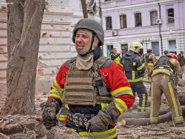 Rescatistas ucranianos trabajan entre los escombros tras un ataque con cohetes en el centro de Sumy. EFE
