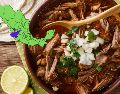 La birria es una preparación de carne de borrego, chivo o res, conejo, ternera o cerdo, que se condimenta con chiles y especias. ESPECIAL / CANVA