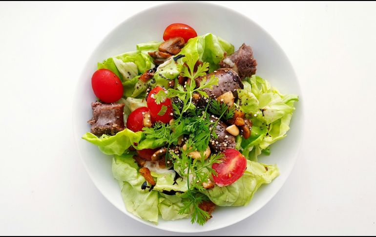 Ensalada: Un platillo que combina verduras, especias, aderezos y proteina. UNSPLASH / T. MELNYCZUK