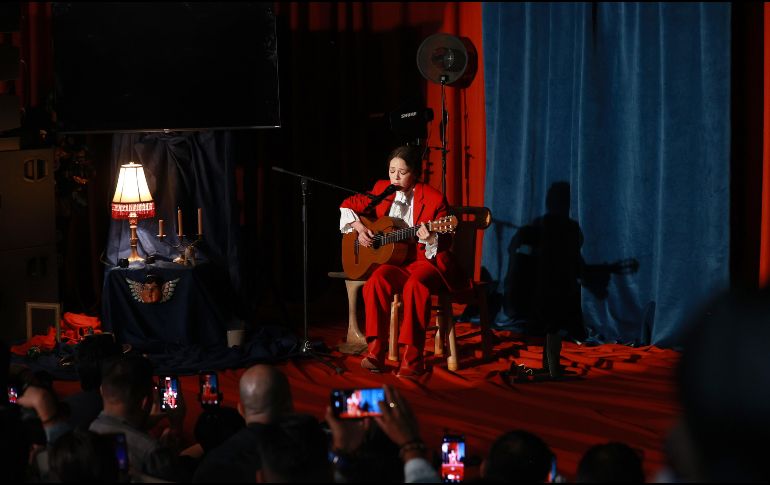 Lafourcade pretende reivindicar la música mexicana mostrando un lado más íntimo lleno de tradición. EFE/ A. Cruz