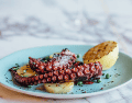 Como sucede con muchos pescados y mariscos, el pulpo se caracteriza por tener un bajo contenido calórico en relación con su alto aporte de proteínas. Unsplash.