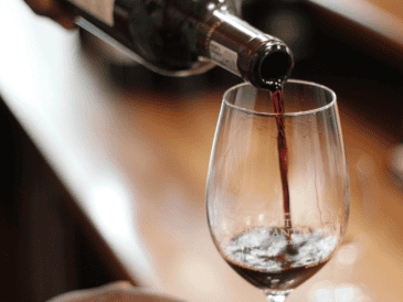 Es fundamental recordar que los beneficios potenciales del vino tinto pueden obtenerse también a través de otros alimentos ricos en antioxidantes. ESPECIAL