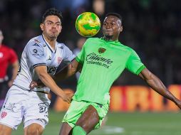 Ricardo Monreal y Moisés Castillo disputan el balón. Bravos y Rayos no defraudaron. IMAGO7/A. Rodríguez