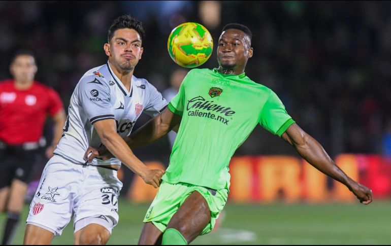 Ricardo Monreal y Moisés Castillo disputan el balón. Bravos y Rayos no defraudaron. IMAGO7/A. Rodríguez
