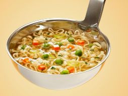 Las sopas instantáneas suelen estar compuestas por fideos precocidos, saborizantes artificiales, conservadores y una gran cantidad de sal. Unsplash