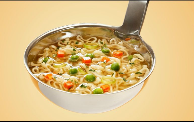 Las sopas instantáneas suelen estar compuestas por fideos precocidos, saborizantes artificiales, conservadores y una gran cantidad de sal. Unsplash