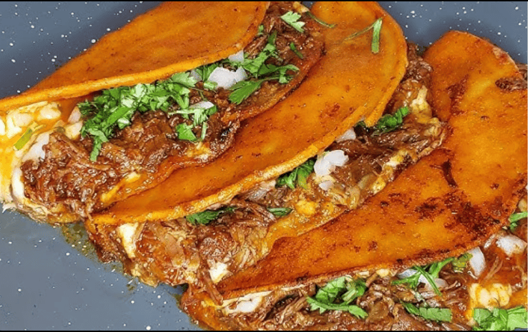 La comida callejera ocupa un lugar importante dentro de la cultura mexicana, pues ofrece experiencias llenas de sabor, accesibles, económicas y rápidas. ESPECIAL/YouTube @De Cocina a Cocina