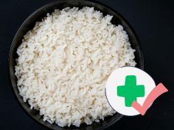 El almacenamiento del arroz debe ser diferente cuando se encuentra recién cocido a cuando ya han pasado algunas horas desde su preparación. Pexels y Canva