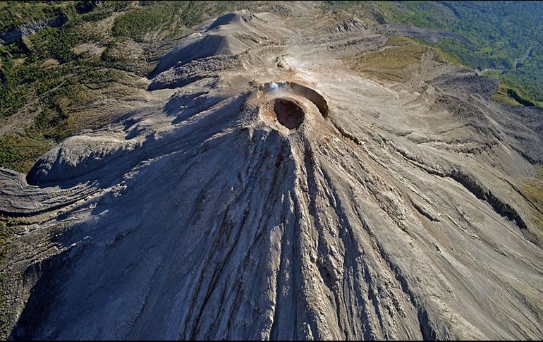 El cráter del volcán también presentó un derrumbe. NOTIMEX/Archivo