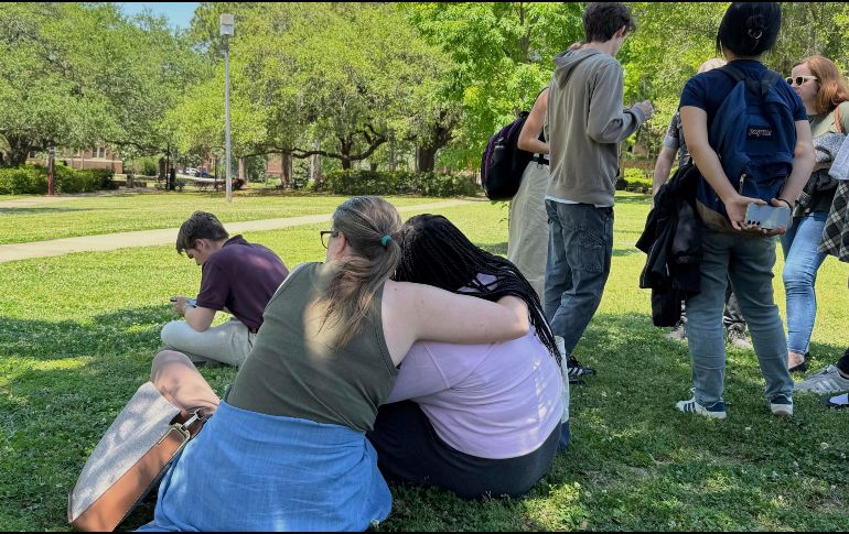 Un grupo de estudiantes en la Universidad Estatal de Florida en Tallahassee, el 17 de abril del 2025. AP / K. PAYNE