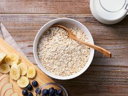 Rica en fibra, la avena puede prepararse con leche baja en grasa o agua y agregar frutas frescas o nueces para darle sabor. ESPECIAL / CANVA