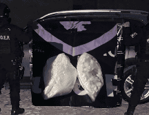 Un agente del Ministerio Público Federal ordenó el aseguramiento de la unidad y de los indicios localizados en su interior. ESPECIAL