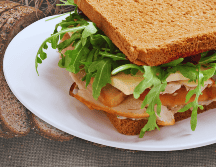 El pan integral es una buena opción frente al pan blanco, de acuerdo a especialistas en nutrición. ESPECIAL / CANVA