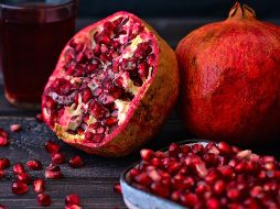 El Gobierno de México destaca que la granada es una fruta llena de propiedades para la salud, al contener grandes cantidades de hierro. ESPECIAL / CANVA