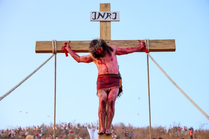 El viacrucis inició en la Plaza Principal y continúo por las calles para llegar al Cerro de las Cruces donde se realizó el sepulcro y la resurrección de Jesús. EL INFORMADOR / H. FIGUEROA