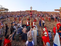 La multitud reunida en la Plaza Principal de San Martín de las Flores mostraba su tristeza, indignación, coraje, impotencia y pesar por la muerte de Jesús. EL INFORMADOR / H. FIGUEROA
