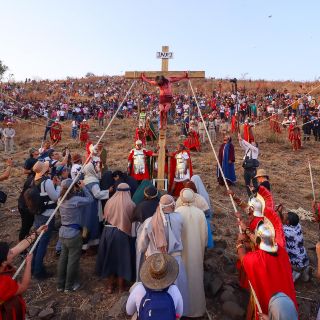 Entre oraciones y lágrimas, crucifican a Jesús en San Martín de las Flores
