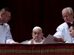 Francisco permaneció en silla de ruedas y era notable su dificultad para moverse, pero no llevaba oxígeno complementario y recorrió parte de la plaza de San Pedro en el papamóvil. EFE/A. Carconi