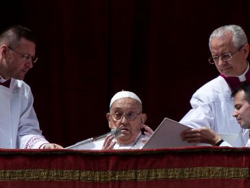 Francisco permaneció en silla de ruedas y era notable su dificultad para moverse, pero no llevaba oxígeno complementario y recorrió parte de la plaza de San Pedro en el papamóvil. EFE/A. Carconi