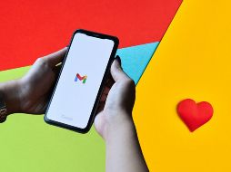 Revisar y eliminar imágenes borrosas, capturas de pantalla viejas o aplicaciones que ya no utilizas puede ayudarte a mejorar el rendimiento y liberar almacenamiento interno. CANVA