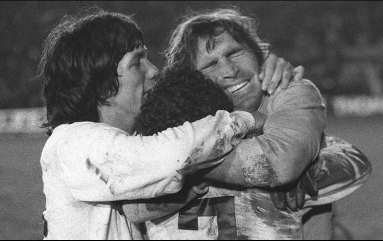 Hugo Gatti (derecha), Ernesto Mastrangelo (centro) y Daniel Pavón, jugadores de Boca Juniors, celebran tras la tanda de penales en la final de la Copa Libertadores, el 14 de septiembre de 1977 en Montevideo. AP/ ARCHIVO.