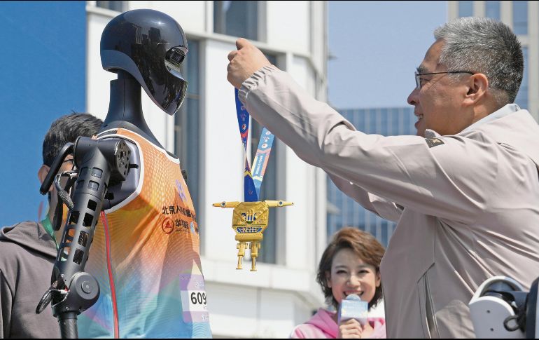 Recibió la medalla de oro después de recorrer 21 kilómetros, junto con  otros robots diseñados por universidades y fabricantes chinos. AP