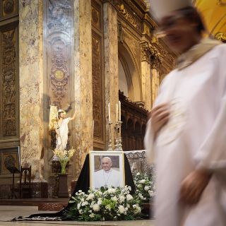 Muerte del primer Papa latinoamericano tiñe de luto y tristeza la Plaza de San Pedro