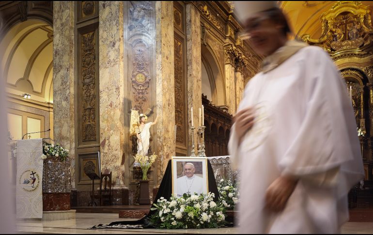La plaza frente a la basílica de San Pedro se envolvió en un ambiente de profunda tristeza. EFE/ J. RONCORONI