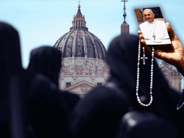 Francisco concluye sus voluntades pidiendo: "Que el Señor conceda la recompensa merecida a quienes me han amado y continuarán orando por mí". EFE / A. Carconi