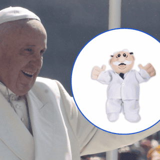 Así recibió su primer peluche del Dr Simi el Papa Francisco