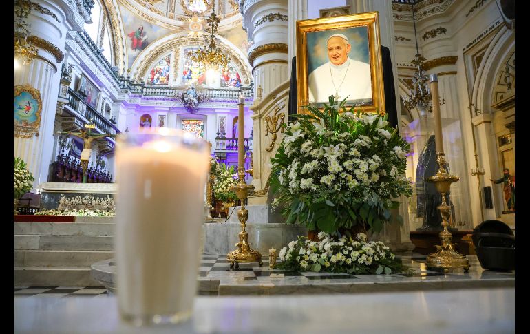 Pasadas las 13:00 horas, los templos del Centro tapatío hicieron sonar sus campanas para decir el último adiós a Bergoglio.  EL INFORMADOR/ H. Figueroa.