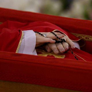 El Vaticano muestra las primeras imágenes de la muerte del Papa