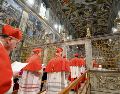 Los cardenales electores se trasladan a la Capilla Sixtina, el lugar donde se llevarán a cabo las votaciones en total aislamiento. AP