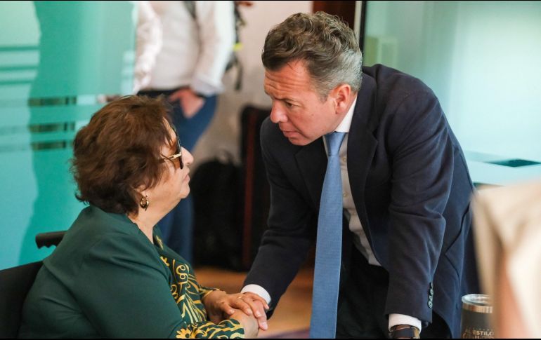 Pablo Lemus con  Lilia Ruiz Chávez, lideresa de la Asociación 22 de abril. X/PabloLemusN