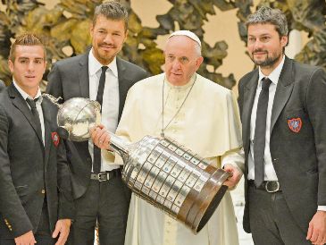 El Papa Francisco recibió en 2014 al San Lorenzo y tuvo la oportunidad de sostener la Copa Libertadores que el club conquistó ese año. AFP