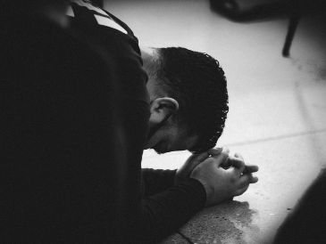 La felicidad, según académico de Harvard, no es un estado que se alcanza por fuerza de voluntad o por planificación obsesiva. ESPECIAL / UNSPLASH / J. TYSON 