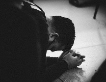 La felicidad, según académico de Harvard, no es un estado que se alcanza por fuerza de voluntad o por planificación obsesiva. ESPECIAL / UNSPLASH / J. TYSON 