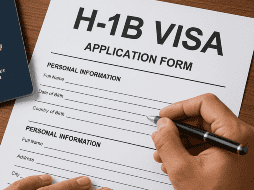 La idea de una visa H-1B es que permite a los empleadores contratar desde el extranjero. DALL-E