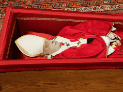 El cuerpo del Papa Francisco ya se encuentra en la Basílica de San Pedro, en el Vaticano, para el último adiós. EFE / G. Lami