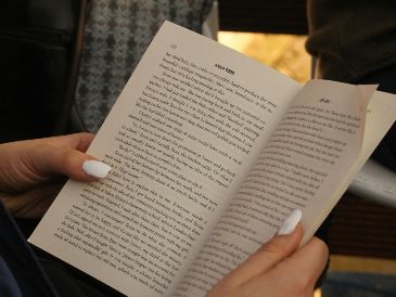 En este Día Internacional del Libro, es importante reflexionar sobre la importancia de los libros. UNSPLASH/  S. Tzertzeveli