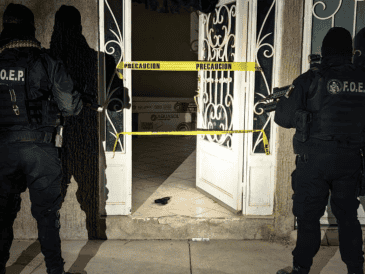 Elementos de la FIR mantienen bajo resguardo la finca donde al parecer opera este centro de videovigilancia de forma clandestina. ESPECIAL