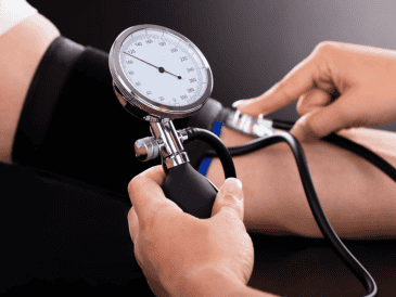 Este estudio refuerza la importancia de seguir correctamente las recomendaciones al tomar la presión arterial. CANVA