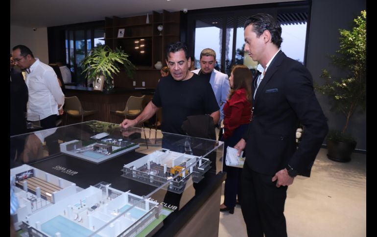 Clientes en el Interior del nuevo showroom de IQONO PARQ. GENTE BIEN JALISCO / C. Jimeno