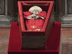 La decisión de prescindir del catafalco papal y de otros elementos tradicionales representa más que un cambio de forma: es una declaración de principios. EFE / ARCHIVO